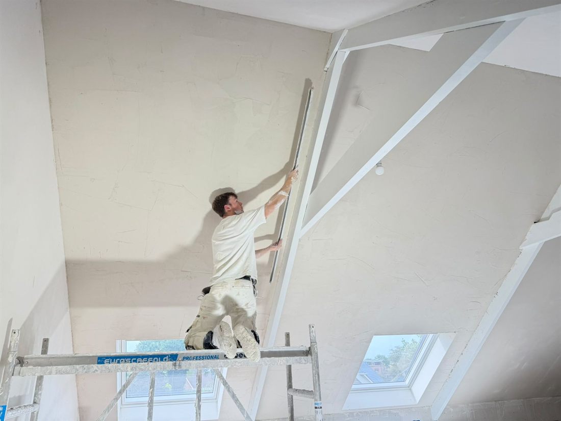 Mees Cramer aan het werk op de steiger