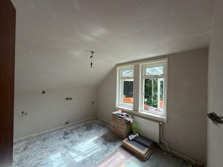 Strak gestucte zolderkamer