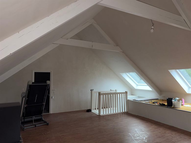 Gestucte zolderkamer met trap