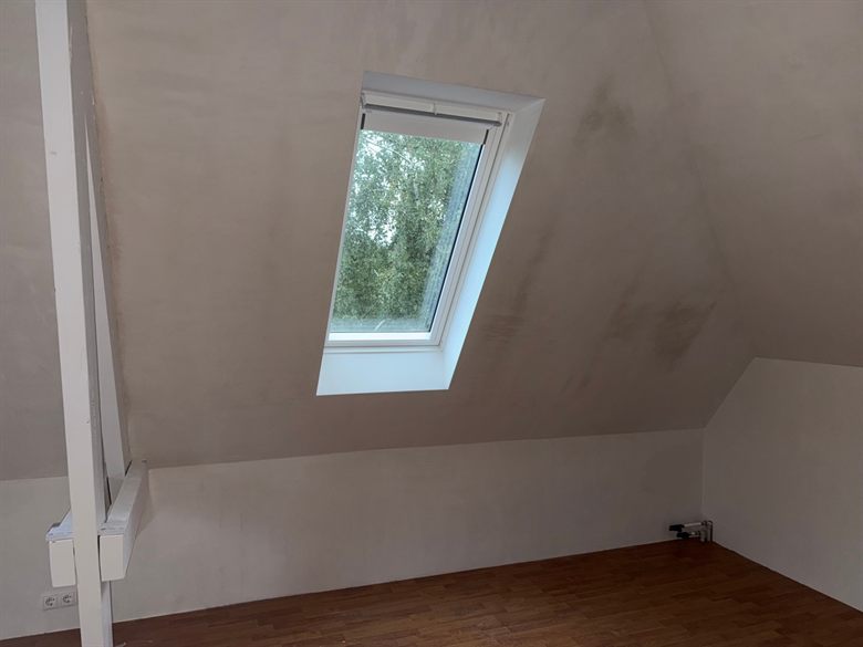 Gestucte zolder met twee dakramen