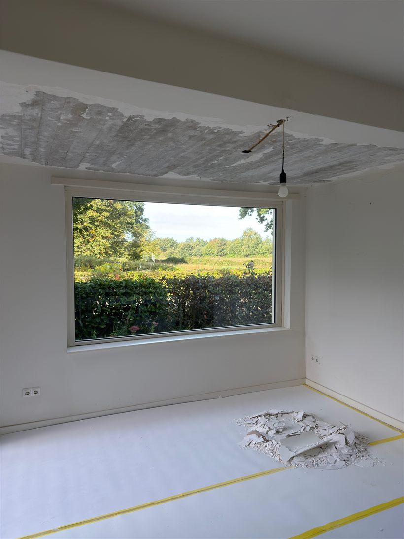 Plafond vóór de reparatie