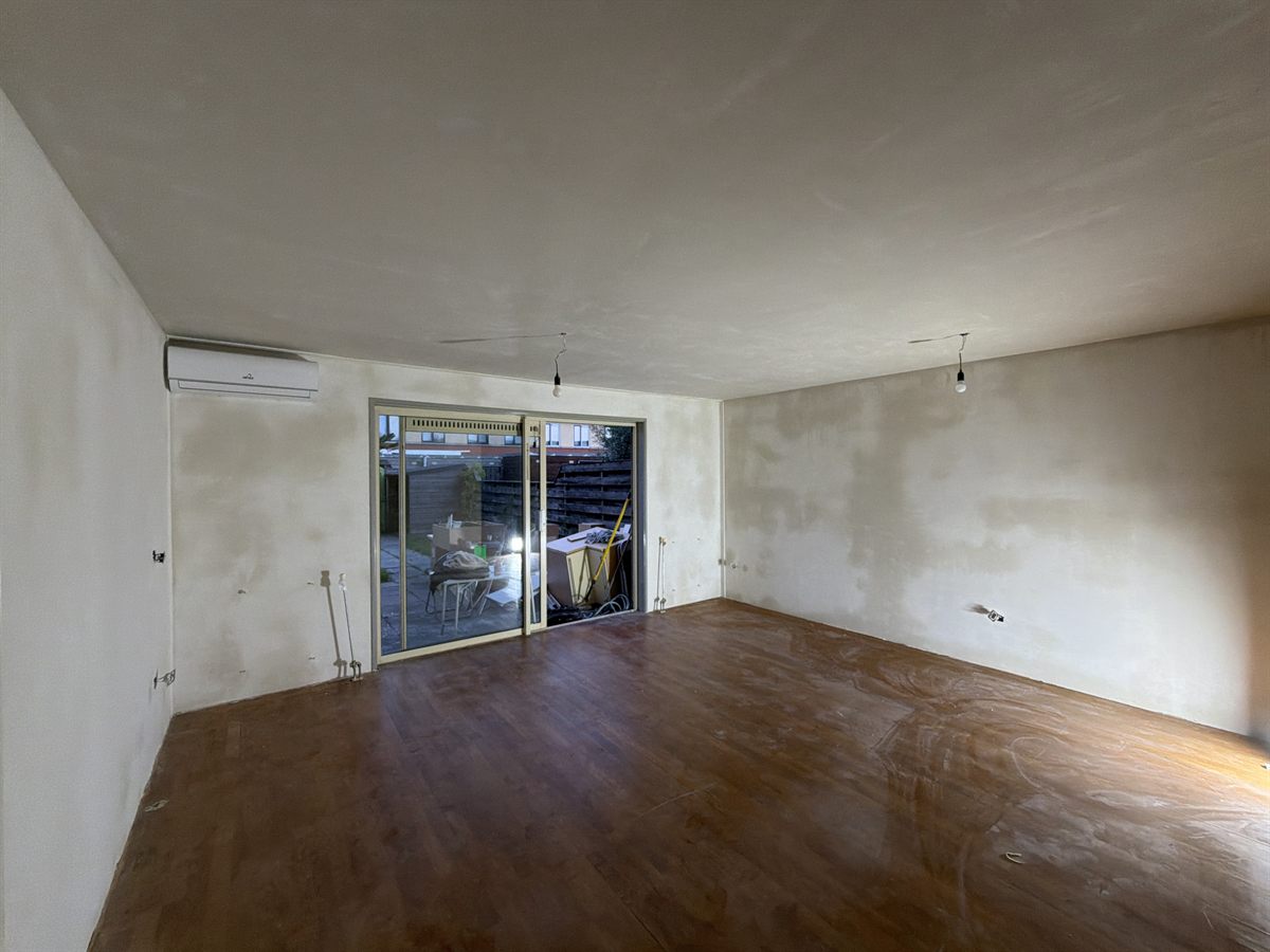 Strak opgeleverde, gestucte woonkamer